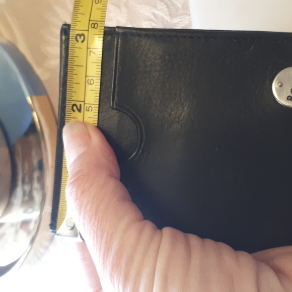 Rolfs black leather money clip with 2 slots for cards. - Picture 7 of 8
